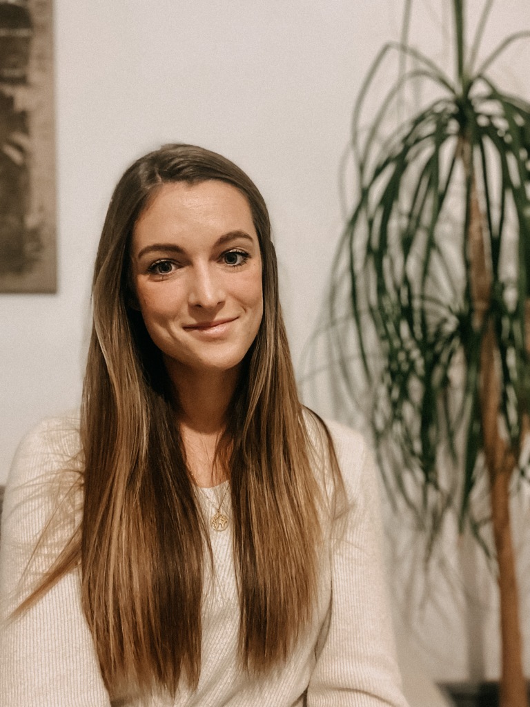 Porträt Julia Schumlitsch in der Praxis Schumlitsch mit Pflanze
